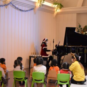 キンダースクールの音楽講師によるピアノのミニコンサートを開催しました。