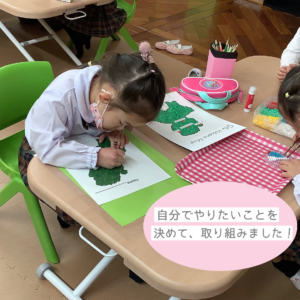 岐阜県の火山マップを作成する生徒。