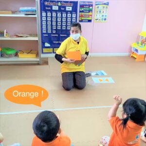 「What color is this?」と質問されると、元気よく「Orange！」と生徒たちは答えていました。