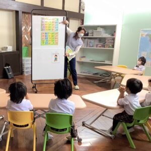 日本語の授業は「ひらがな」をおぼえることから始まります。