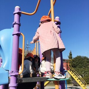 公園で遊ぶピンクの服の子ども