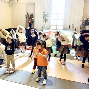 歌と踊りの練習をする生徒たち