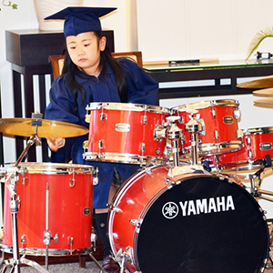卒業式でドラムを演奏する生徒