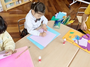 花びらの絵を描く生徒