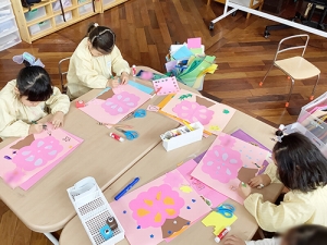 桜の花の工作をする生徒たち