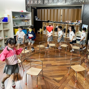 椅子とりゲームで音楽に合わせて歩く生徒たち