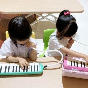 鍵盤ハーモニカの練習をする生徒たち