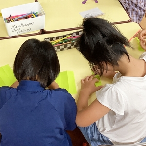 折り紙で製作をする生徒たち