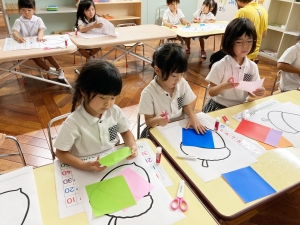 製作に使用する紙の色を考える生徒たち