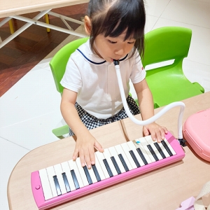 鍵盤ハーモニカを演奏する生徒