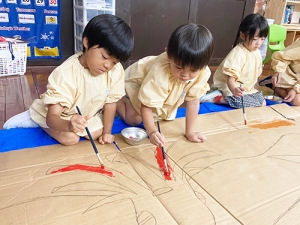 タコの足に色を塗る生徒たち