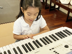 電子ピアノを弾く生徒