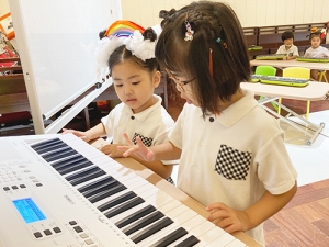 電子ピアノを演奏する生徒たち