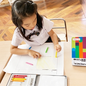 教室の平面図に色を塗る生徒
