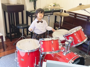 ドラムを演奏する生徒