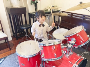 ドラムを演奏する生徒