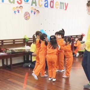 劇の練習をする生徒たち