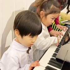 ピアノを弾く生徒たち