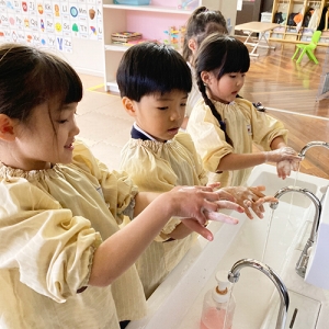 手を洗う生徒たち