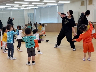 先生の真似をしながらダンスをする生徒たち