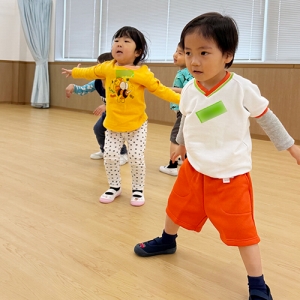音楽に合わせて踊る生徒たち