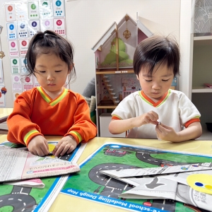 新聞紙のかぶとの制作をする生徒たち