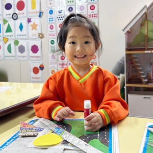 新聞紙のかぶとが完成して喜ぶ生徒