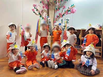 子どもの日の制作を終えてかぶとを被って記念撮影