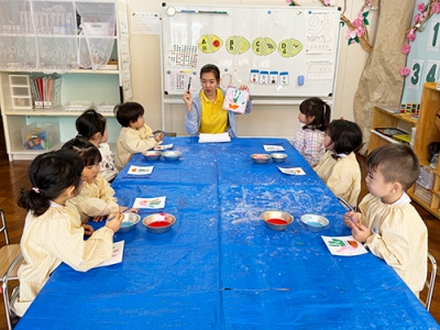 工作の時間に先生の説明を熱心に聞く生徒たち