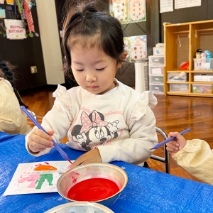 真剣に絵の具を塗る生徒