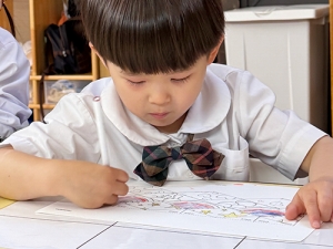 真剣な表情で色を塗る生徒