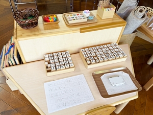 モンテッソーリ教具が並ぶ棚