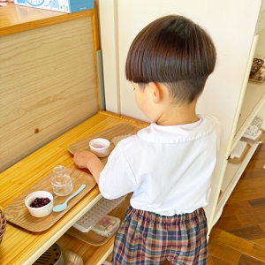 モンテッソーリ教具を片付ける生徒
