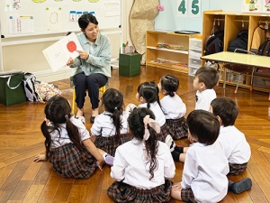 絵本の読み聞かせを真剣に聴く生徒たち