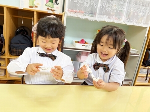 笑顔で洗濯ばさみを繋げる生徒たち