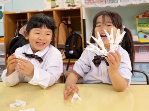 繋いだ洗濯ばさみを見せる生徒たち