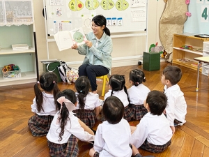 絵本の読み聞かせの様子