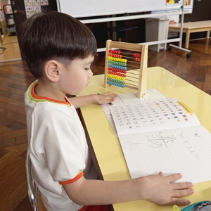 2桁の足し算に挑戦する生徒