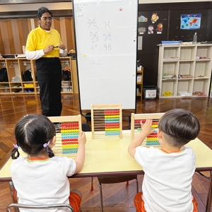 先生が言う数字を100玉そろばんで表現する生徒たち