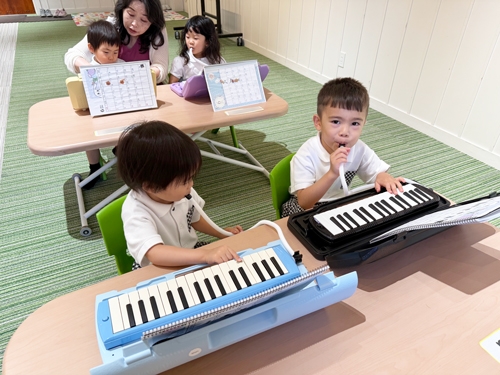 音楽の授業で鍵盤ハーモニカの練習をする生徒たち