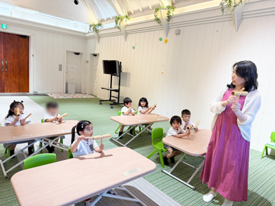音楽の授業でウッドブロックを演奏する生徒たち