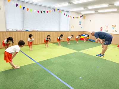 屈伸運動をする生徒たち