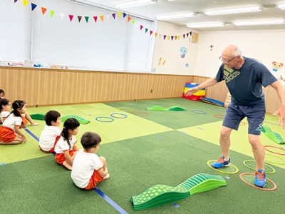 先生のお手本をみつめる生徒たち