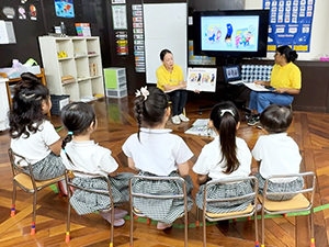 歌詞の発音を確認しながら歌をうたう先生と生徒たち