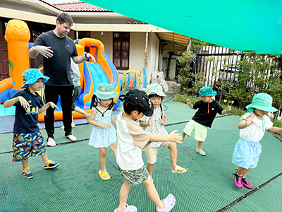 プールに入る前にしっかり準備体操をする子どもたち