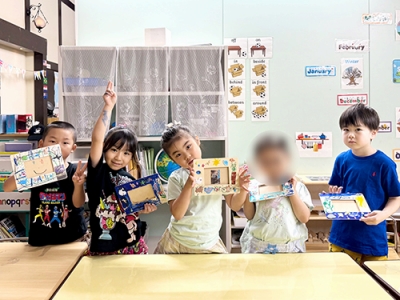 手作りしたフォトフレームを見せて喜ぶ子どもたち