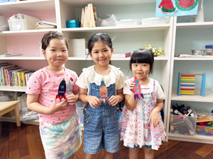 制作したロケットを持って笑顔を見せる子どもたち