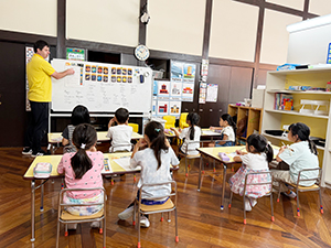 サマースクールで太陽系について学ぶ子どもたち
