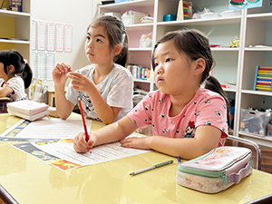 太陽系クイズに取り組む子どもたち