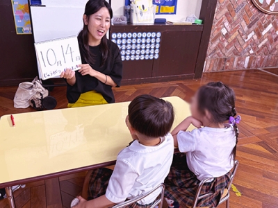 国語の授業で今日の日付を確認している生徒と先生